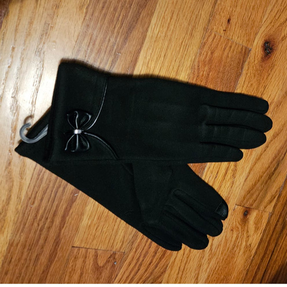 Boutique Retro Style Soft Warm Lightweight Minimalist Black Gloves w/ Bow Accent - Picture 5 of 12